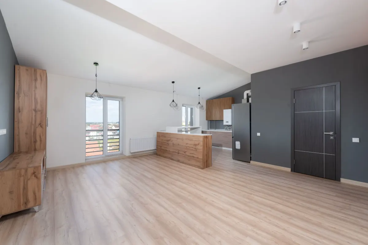Vivienda diáfana con la cocina abierta al salón y suelo continuo de madera
