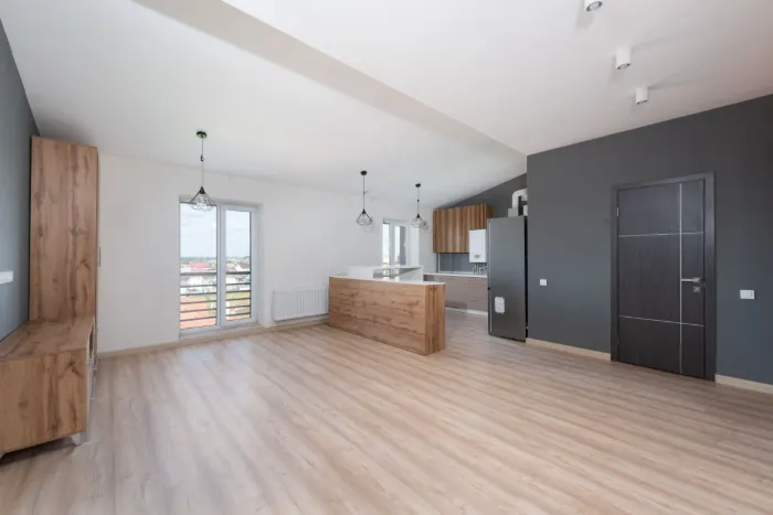 Vivienda diáfana con la cocina abierta al salón y suelo continuo de madera